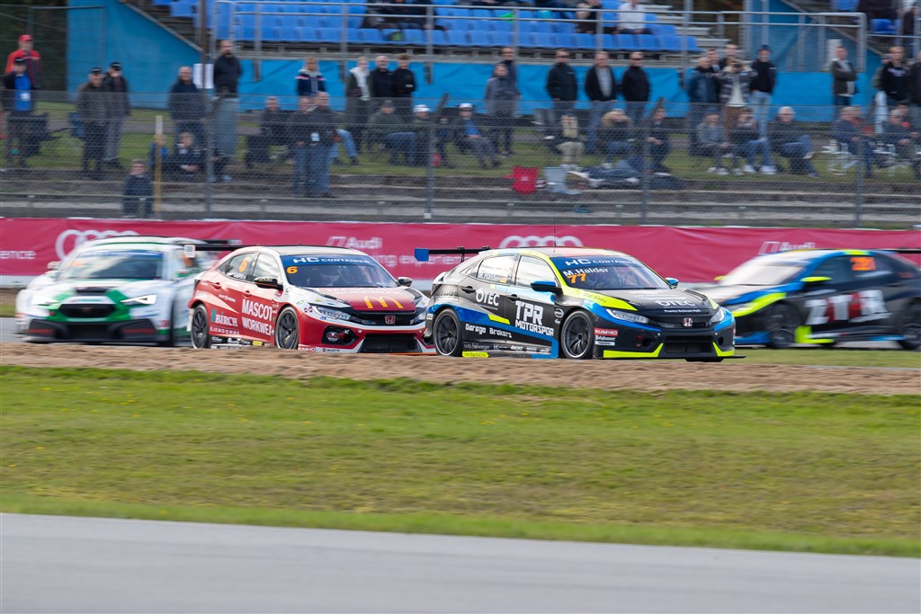 Mike Halder i #77 trækker fra den senere mester Kasper H. Jensen i #6.